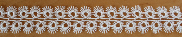 Weiße Ätzspitze Fantasie 20 mm aus 100% Polyester mit dekorativem Muster als elegante Spitzenborte für Kleidung, Dekorationen und kreative Näharbeiten.